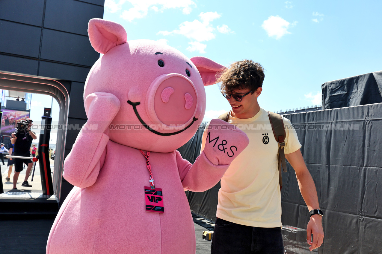 GP GRAN BRETAGNA, (L to R): Percy Pig (GBR) Fruit Gum with Oliver Bearman (GBR) Haas F1 Team.

03.07.2025. Formula 1 World Championship, Rd 12, British Grand Prix, Silverstone, England, Preparation Day.

- www.xpbimages.com, EMail: requests@xpbimages.com © Copyright: Moy / XPB Images