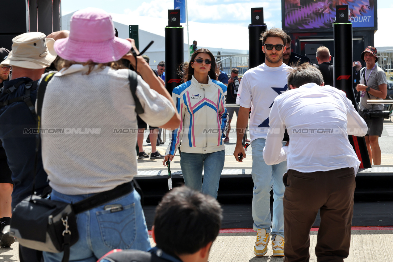 GP GRAN BRETAGNA, (L to R): Kika Cerqueira Gomes (POR) with her boyfriend Pierre Gasly (FRA) Alpine F1 Team.

03.07.2025. Formula 1 World Championship, Rd 12, British Grand Prix, Silverstone, England, Preparation Day.

 - www.xpbimages.com, EMail: requests@xpbimages.com © Copyright: Rew / XPB Images