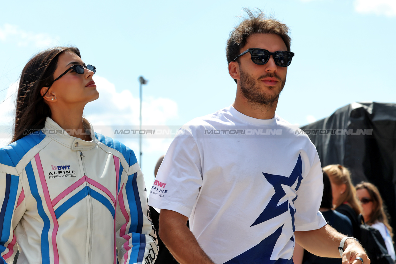 GP GRAN BRETAGNA, (L to R): Kika Cerqueira Gomes (POR) with her boyfriend Pierre Gasly (FRA) Alpine F1 Team.

03.07.2025. Formula 1 World Championship, Rd 12, British Grand Prix, Silverstone, England, Preparation Day.

 - www.xpbimages.com, EMail: requests@xpbimages.com © Copyright: Rew / XPB Images