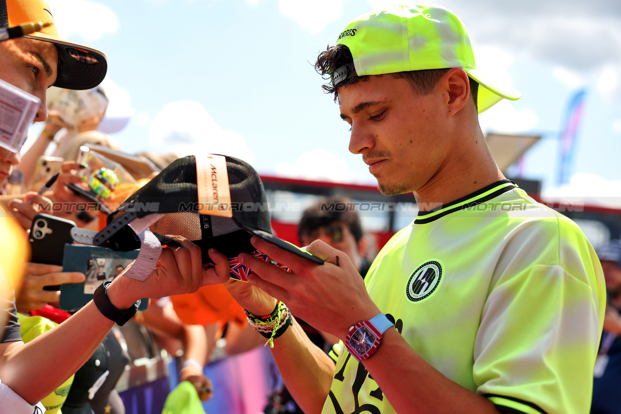 GP GRAN BRETAGNA, Lando Norris (GBR) McLaren with fans.

03.07.2025. Formula 1 World Championship, Rd 12, British Grand Prix, Silverstone, England, Preparation Day.

- www.xpbimages.com, EMail: requests@xpbimages.com © Copyright: Bearne / XPB Images
