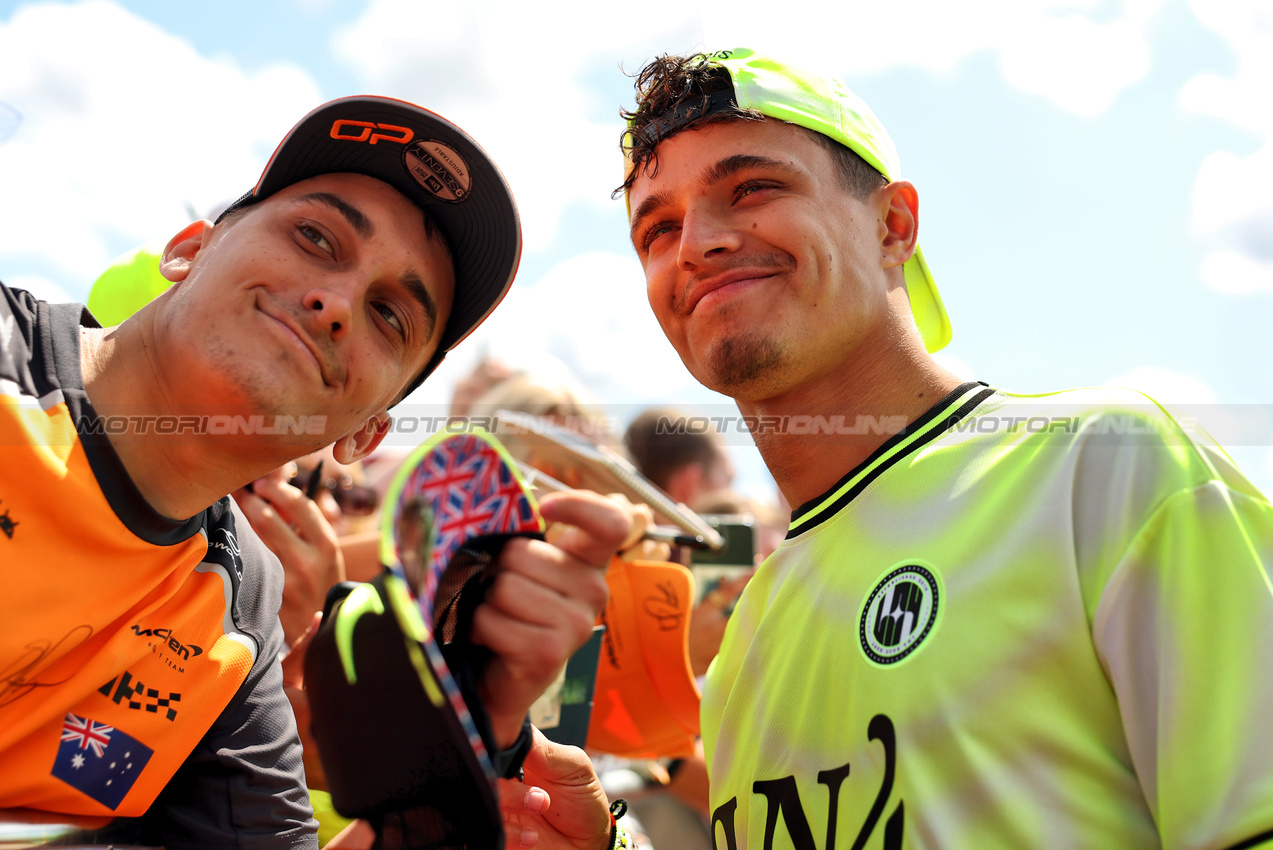GP GRAN BRETAGNA, Lando Norris (GBR) McLaren with fans.

03.07.2025. Formula 1 World Championship, Rd 12, British Grand Prix, Silverstone, England, Preparation Day.

- www.xpbimages.com, EMail: requests@xpbimages.com © Copyright: Bearne / XPB Images