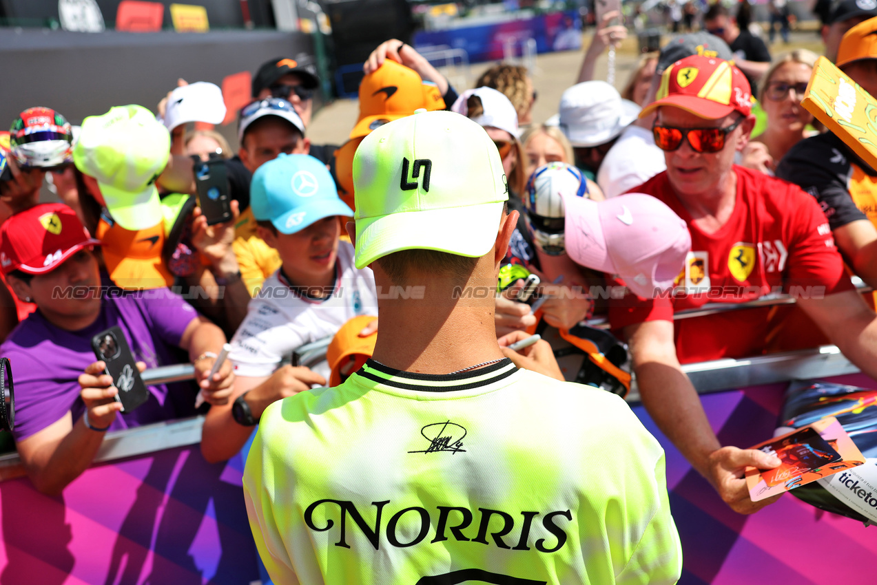 GP GRAN BRETAGNA, Lando Norris (GBR) McLaren with fans.

03.07.2025. Formula 1 World Championship, Rd 12, British Grand Prix, Silverstone, England, Preparation Day.

- www.xpbimages.com, EMail: requests@xpbimages.com © Copyright: Bearne / XPB Images