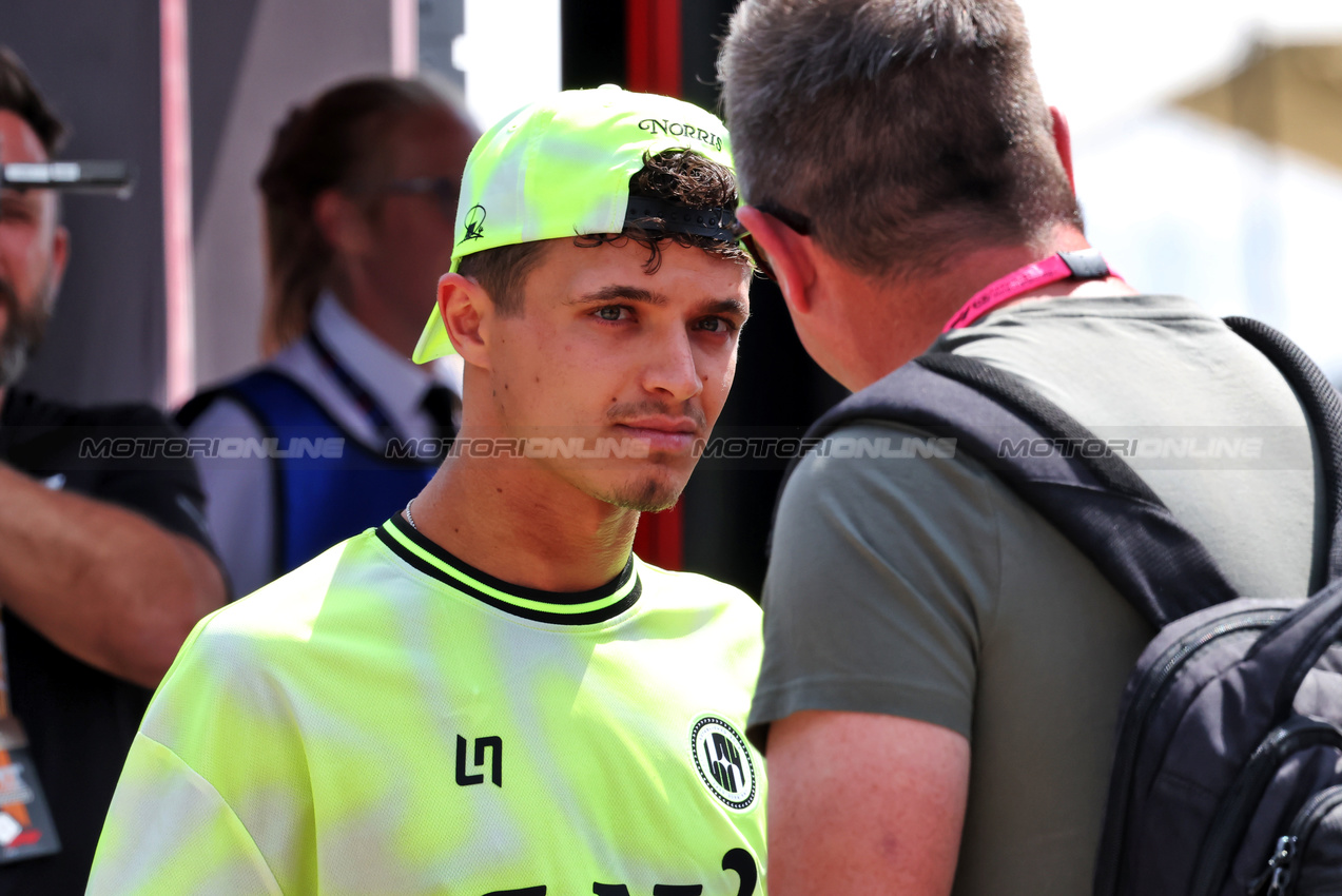 GP GRAN BRETAGNA, Lando Norris (GBR) McLaren.

03.07.2025. Formula 1 World Championship, Rd 12, British Grand Prix, Silverstone, England, Preparation Day.

 - www.xpbimages.com, EMail: requests@xpbimages.com © Copyright: Rew / XPB Images