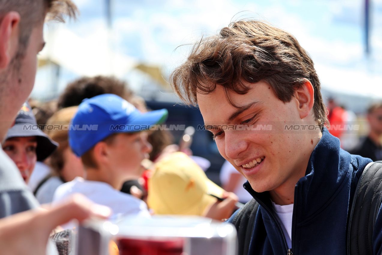 GP GRAN BRETAGNA, Oscar Piastri (AUS) McLaren with fans.

03.07.2025. Formula 1 World Championship, Rd 12, British Grand Prix, Silverstone, England, Preparation Day.

- www.xpbimages.com, EMail: requests@xpbimages.com © Copyright: Moy / XPB Images