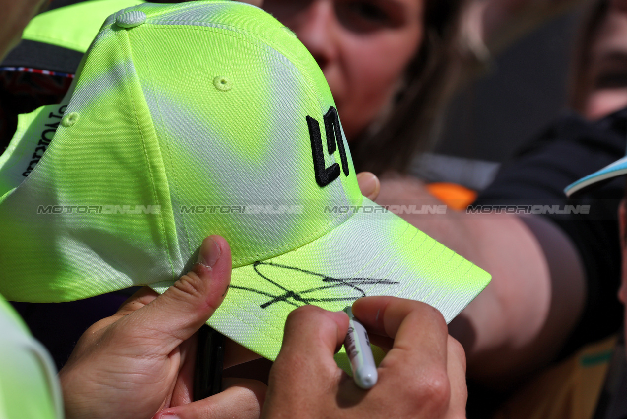 GP GRAN BRETAGNA, Lando Norris (GBR) McLaren signs autographs for the fans.

03.07.2025. Formula 1 World Championship, Rd 12, British Grand Prix, Silverstone, England, Preparation Day.

- www.xpbimages.com, EMail: requests@xpbimages.com © Copyright: Moy / XPB Images