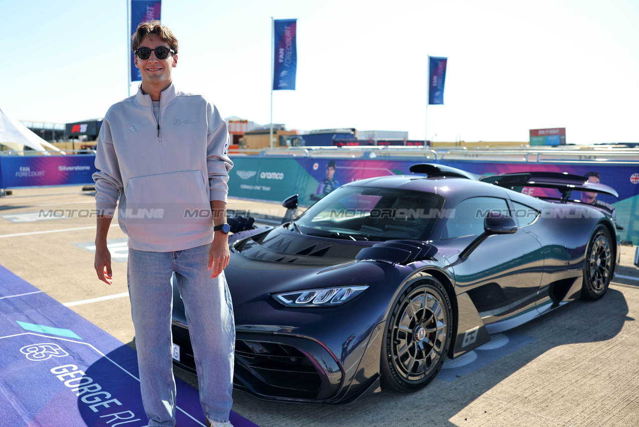 GP GRAN BRETAGNA, George Russell (GBR) Mercedes AMG F1 with his Mercedes-AMG ONE road car.

03.07.2025. Formula 1 World Championship, Rd 12, British Grand Prix, Silverstone, England, Preparation Day.

- www.xpbimages.com, EMail: requests@xpbimages.com © Copyright: Bearne / XPB Images
