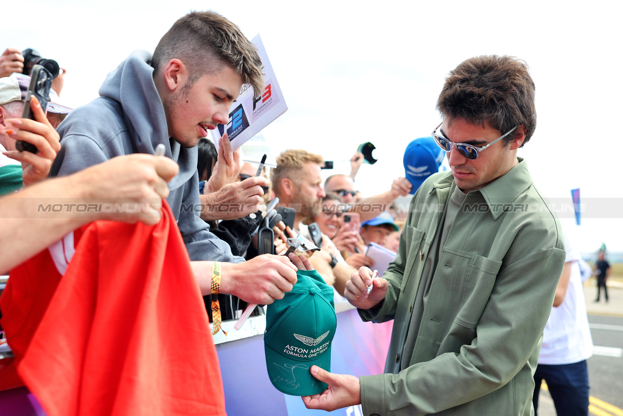 GP GRAN BRETAGNA, Lance Stroll (CDN) Aston Martin F1 Team with fans.

03.07.2025. Formula 1 World Championship, Rd 12, British Grand Prix, Silverstone, England, Preparation Day.

- www.xpbimages.com, EMail: requests@xpbimages.com © Copyright: Bearne / XPB Images