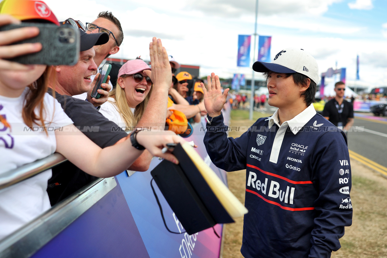 GP GRAN BRETAGNA, Yuki Tsunoda (JPN) Red Bull Racing with fans.

03.07.2025. Formula 1 World Championship, Rd 12, British Grand Prix, Silverstone, England, Preparation Day.

- www.xpbimages.com, EMail: requests@xpbimages.com © Copyright: Bearne / XPB Images