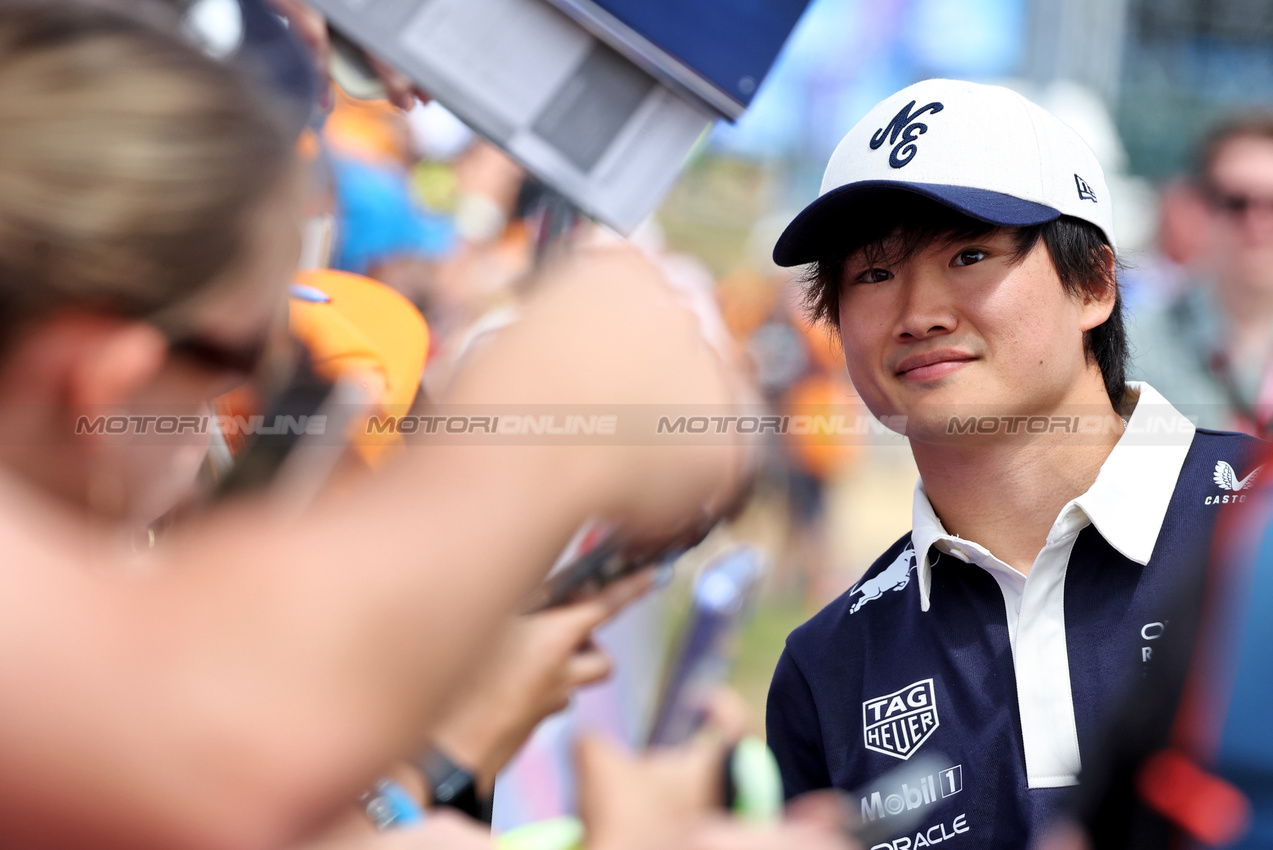 GP GRAN BRETAGNA, Yuki Tsunoda (JPN) Red Bull Racing with fans.

03.07.2025. Formula 1 World Championship, Rd 12, British Grand Prix, Silverstone, England, Preparation Day.

- www.xpbimages.com, EMail: requests@xpbimages.com © Copyright: Bearne / XPB Images