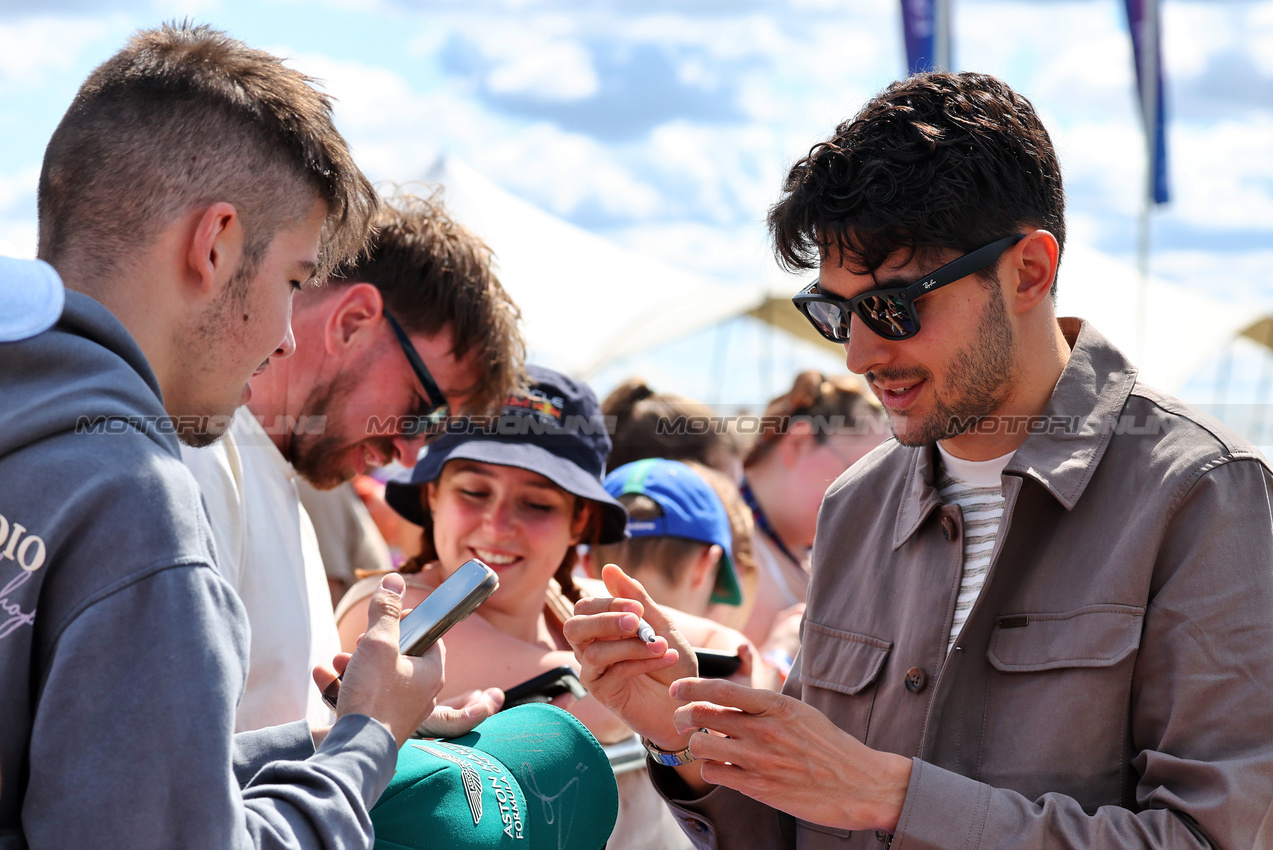 GP GRAN BRETAGNA, Esteban Ocon (FRA) Haas F1 Team with fans.

03.07.2025. Formula 1 World Championship, Rd 12, British Grand Prix, Silverstone, England, Preparation Day.

- www.xpbimages.com, EMail: requests@xpbimages.com © Copyright: Moy / XPB Images