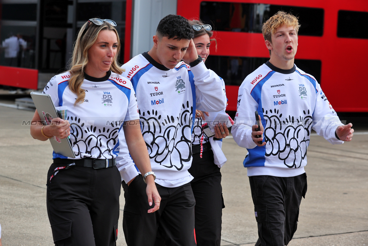GP GRAN BRETAGNA, Isack Hadjar (FRA) Racing Bulls (Centre) e Liam Lawson (NZL) Racing Bulls (Right).

03.07.2025. Formula 1 World Championship, Rd 12, British Grand Prix, Silverstone, England, Preparation Day.

- www.xpbimages.com, EMail: requests@xpbimages.com © Copyright: Davenport / XPB Images