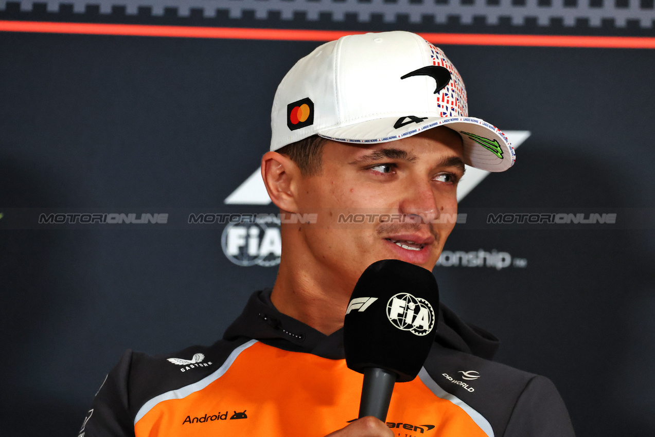 GP GRAN BRETAGNA, Lando Norris (GBR) McLaren in the FIA Press Conference.

03.07.2025. Formula 1 World Championship, Rd 12, British Grand Prix, Silverstone, England, Preparation Day.

- www.xpbimages.com, EMail: requests@xpbimages.com © Copyright: Moy / XPB Images