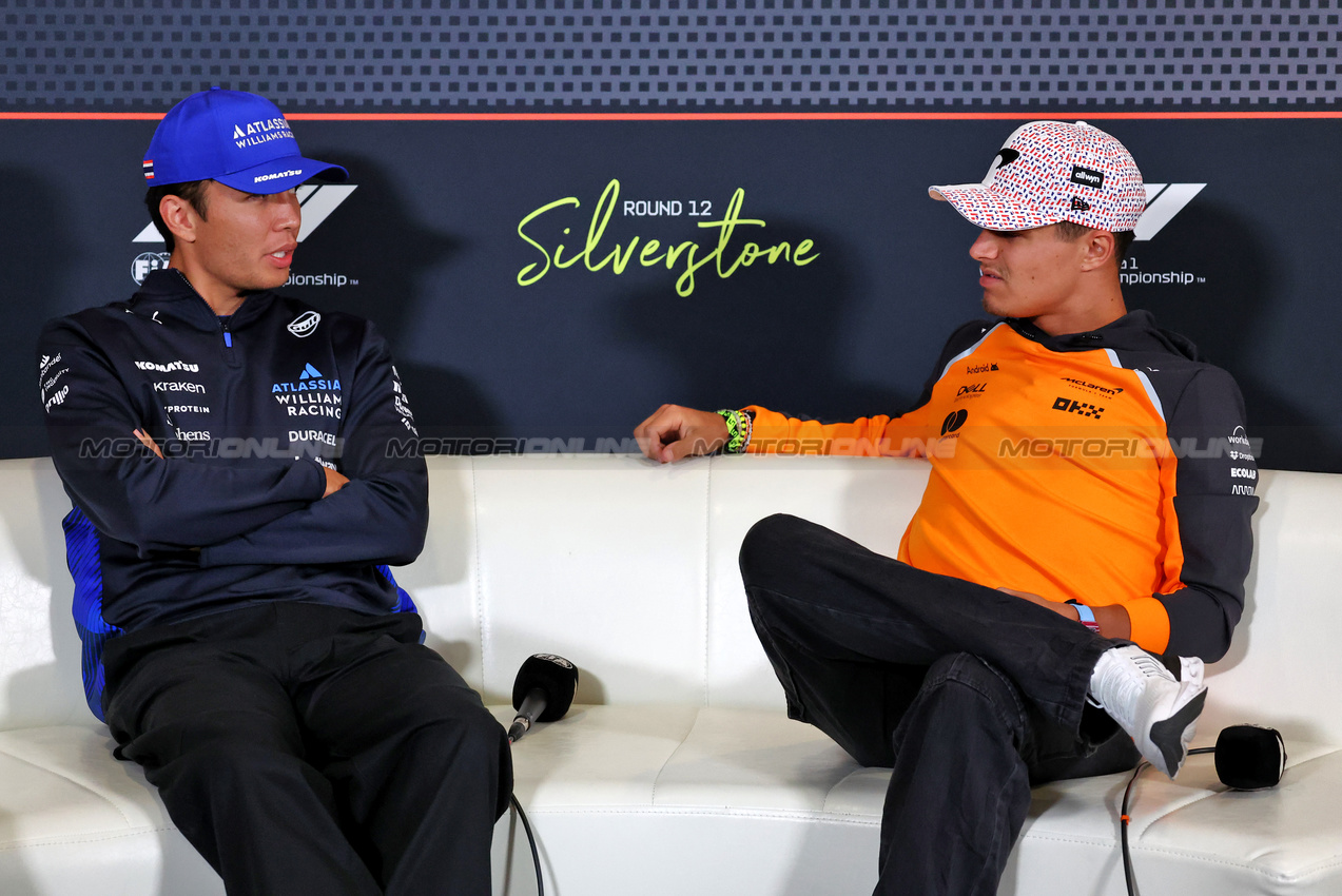 GP GRAN BRETAGNA, (L to R): Alexander Albon (THA) Atlassian Williams Racing e Lando Norris (GBR) McLaren in the FIA Press Conference.

03.07.2025. Formula 1 World Championship, Rd 12, British Grand Prix, Silverstone, England, Preparation Day.

- www.xpbimages.com, EMail: requests@xpbimages.com © Copyright: Moy / XPB Images