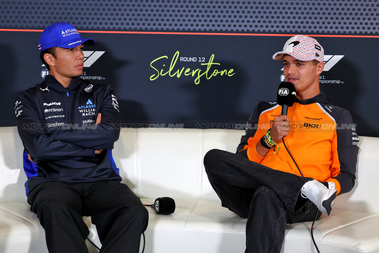 GP GRAN BRETAGNA, (L to R): Alexander Albon (THA) Atlassian Williams Racing e Lando Norris (GBR) McLaren in the FIA Press Conference.

03.07.2025. Formula 1 World Championship, Rd 12, British Grand Prix, Silverstone, England, Preparation Day.

- www.xpbimages.com, EMail: requests@xpbimages.com © Copyright: Moy / XPB Images