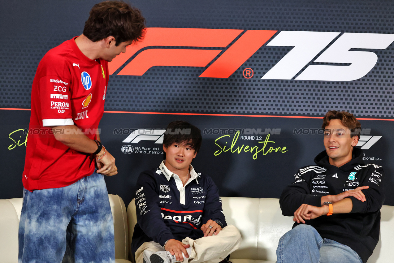GP GRAN BRETAGNA, (L to R): Charles Leclerc (MON) Ferrari; Yuki Tsunoda (JPN) Red Bull Racing; e George Russell (GBR) Mercedes AMG F1, in the FIA Press Conference.

03.07.2025. Formula 1 World Championship, Rd 12, British Grand Prix, Silverstone, England, Preparation Day.

- www.xpbimages.com, EMail: requests@xpbimages.com © Copyright: Moy / XPB Images