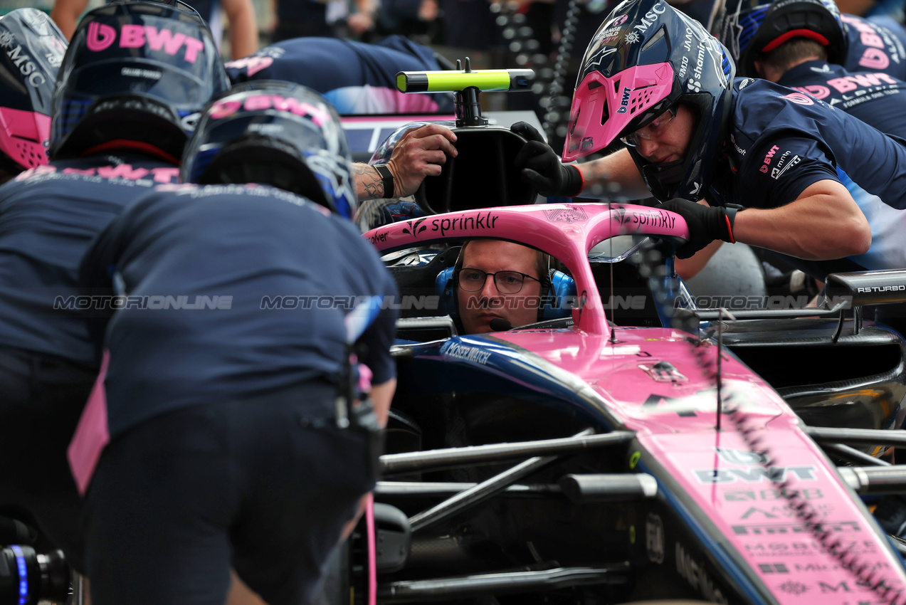 GP GRAN BRETAGNA, Alpine F1 Team practices a pit stop.

03.07.2025. Formula 1 World Championship, Rd 12, British Grand Prix, Silverstone, England, Preparation Day.

 - www.xpbimages.com, EMail: requests@xpbimages.com © Copyright: Rew / XPB Images