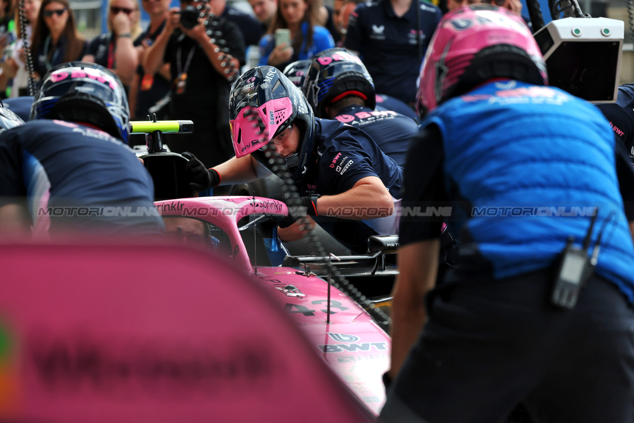 GP GRAN BRETAGNA, Alpine F1 Team practices a pit stop.

03.07.2025. Formula 1 World Championship, Rd 12, British Grand Prix, Silverstone, England, Preparation Day.

 - www.xpbimages.com, EMail: requests@xpbimages.com © Copyright: Rew / XPB Images