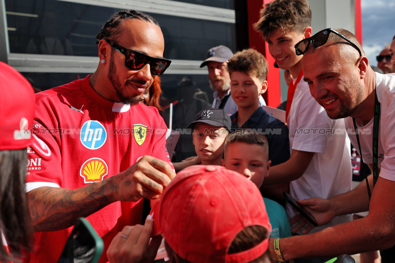 GP GRAN BRETAGNA, Lewis Hamilton (GBR) Ferrari with fans.

03.07.2025. Formula 1 World Championship, Rd 12, British Grand Prix, Silverstone, England, Preparation Day.

 - www.xpbimages.com, EMail: requests@xpbimages.com © Copyright: Rew / XPB Images