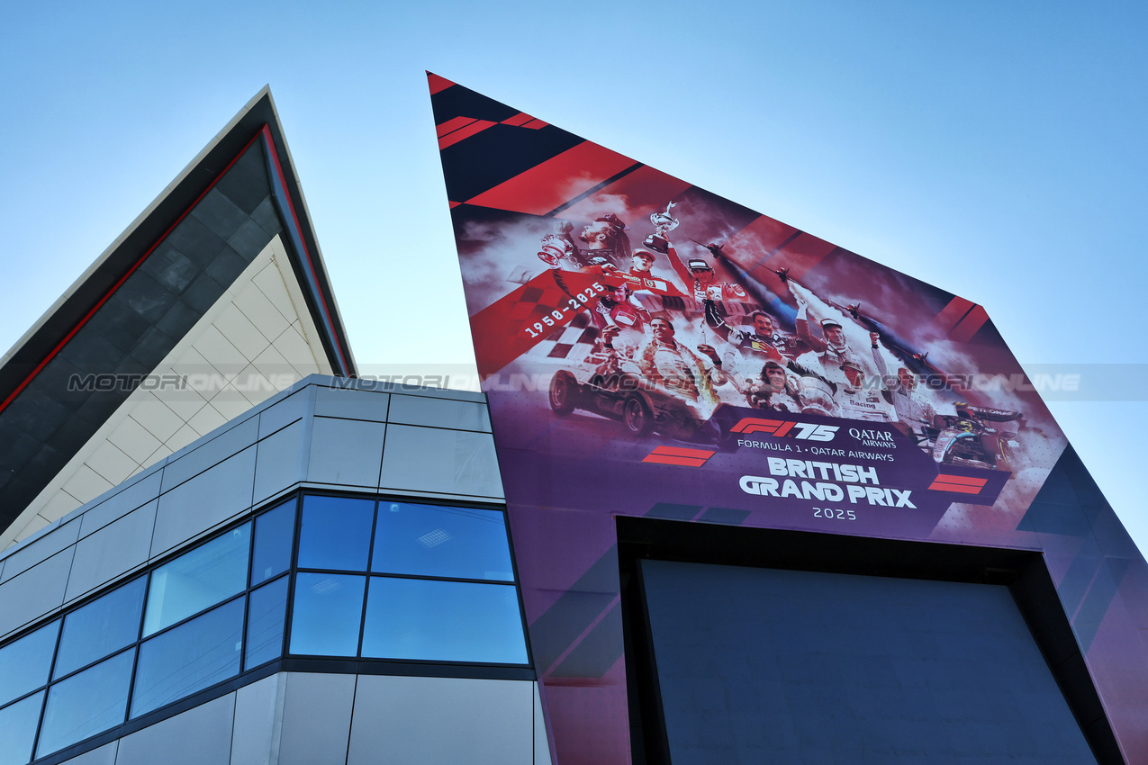 GP GRAN BRETAGNA, Paddock Atmosfera - Wing building.

03.07.2025. Formula 1 World Championship, Rd 12, British Grand Prix, Silverstone, England, Preparation Day.

- www.xpbimages.com, EMail: requests@xpbimages.com © Copyright: Moy / XPB Images