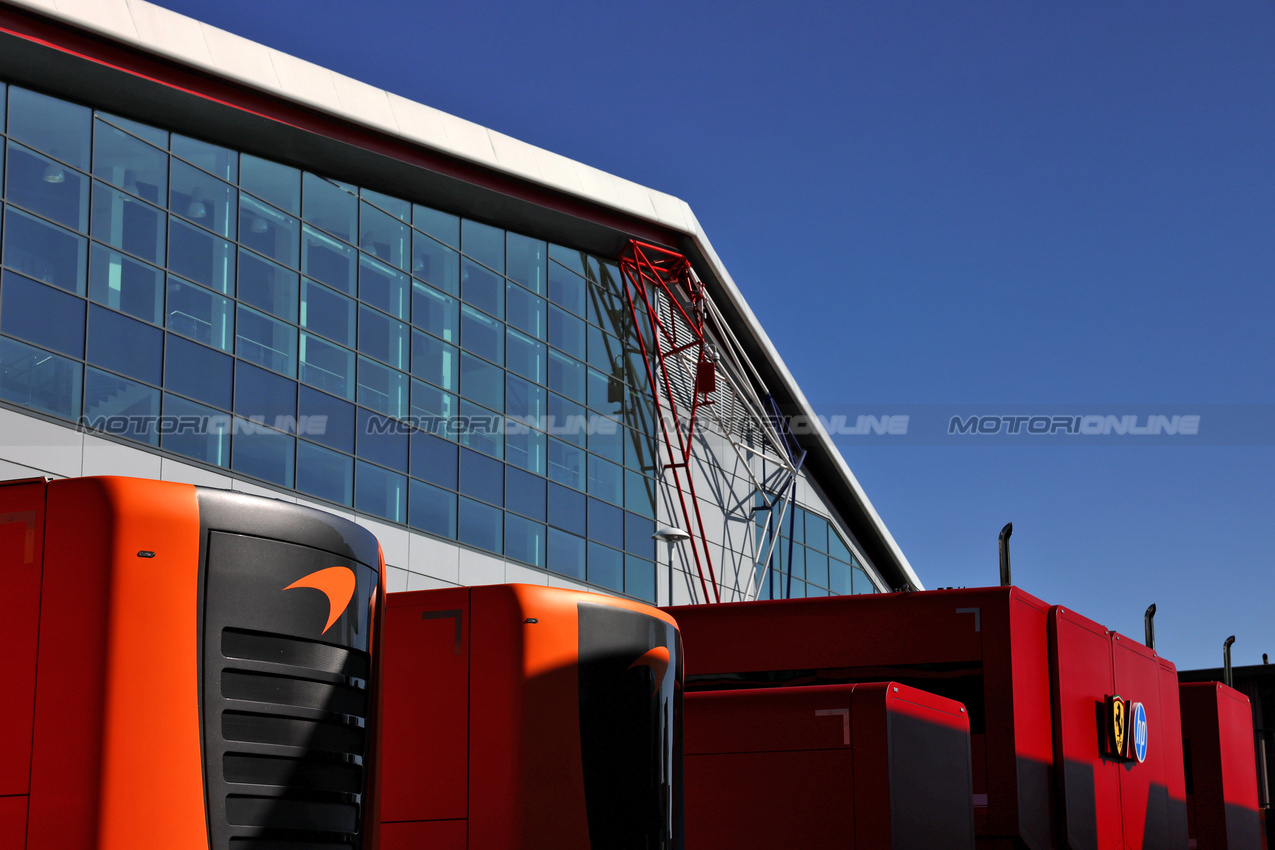 GP GRAN BRETAGNA, Circuit Atmosfera - Wing building.

03.07.2025. Formula 1 World Championship, Rd 12, British Grand Prix, Silverstone, England, Preparation Day.

 - www.xpbimages.com, EMail: requests@xpbimages.com © Copyright: Rew / XPB Images