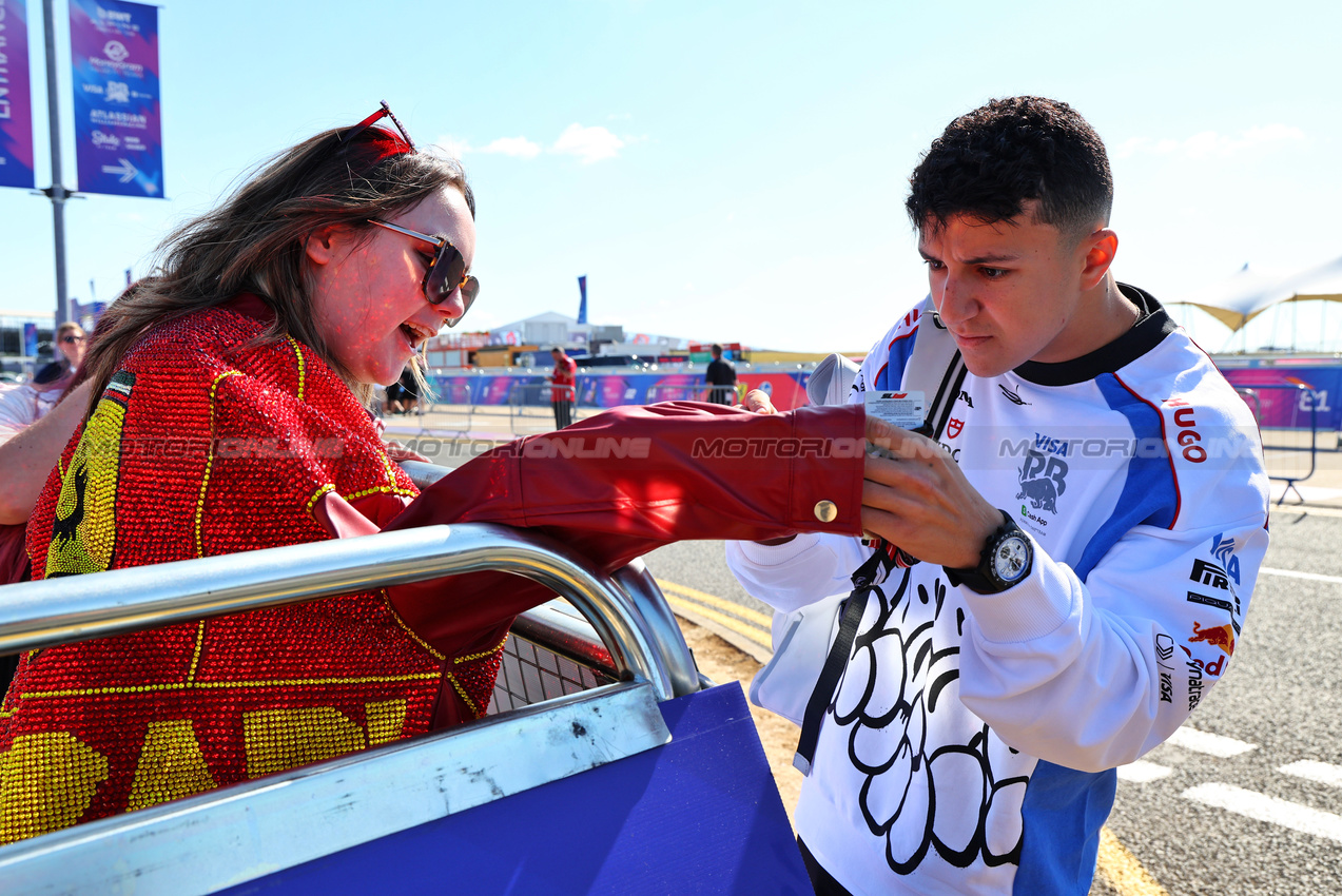 GP GRAN BRETAGNA, Isack Hadjar (FRA) Racing Bulls with fan.

03.07.2025. Formula 1 World Championship, Rd 12, British Grand Prix, Silverstone, England, Preparation Day.

- www.xpbimages.com, EMail: requests@xpbimages.com © Copyright: Batchelor / XPB Images