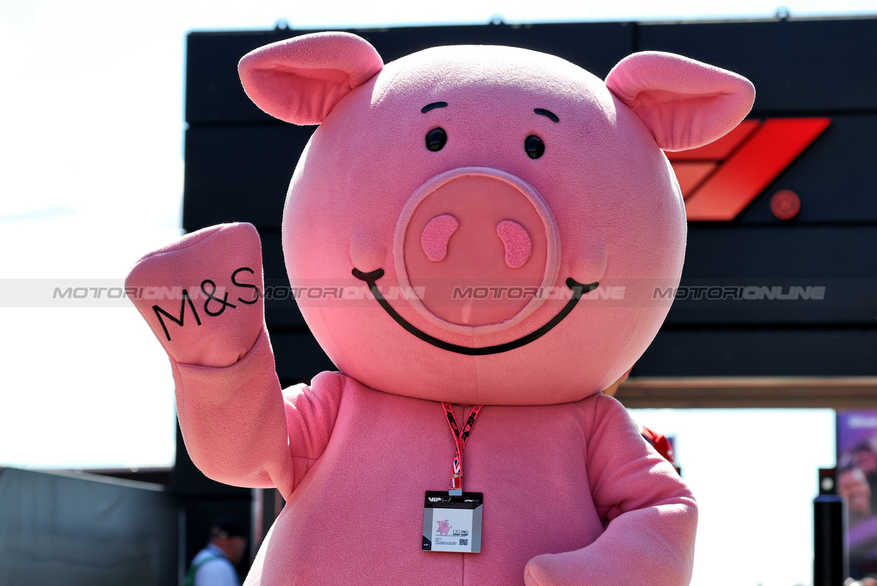 GP GRAN BRETAGNA, Percy Pig (GBR) Fruit Gum.

03.07.2025. Formula 1 World Championship, Rd 12, British Grand Prix, Silverstone, England, Preparation Day.

 - www.xpbimages.com, EMail: requests@xpbimages.com © Copyright: Rew / XPB Images