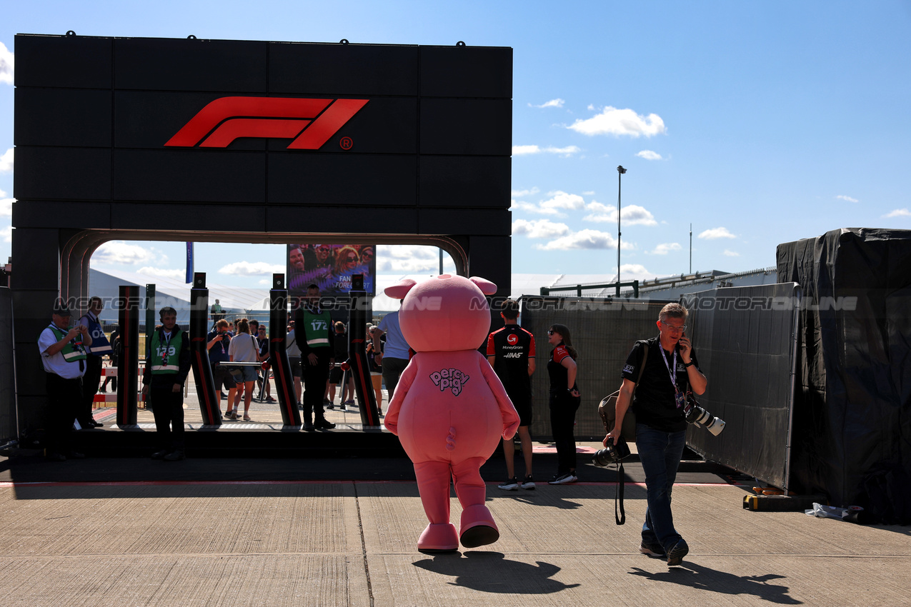 GP GRAN BRETAGNA, Percy Pig (GBR) Fruit Gum.

03.07.2025. Formula 1 World Championship, Rd 12, British Grand Prix, Silverstone, England, Preparation Day.

 - www.xpbimages.com, EMail: requests@xpbimages.com © Copyright: Rew / XPB Images