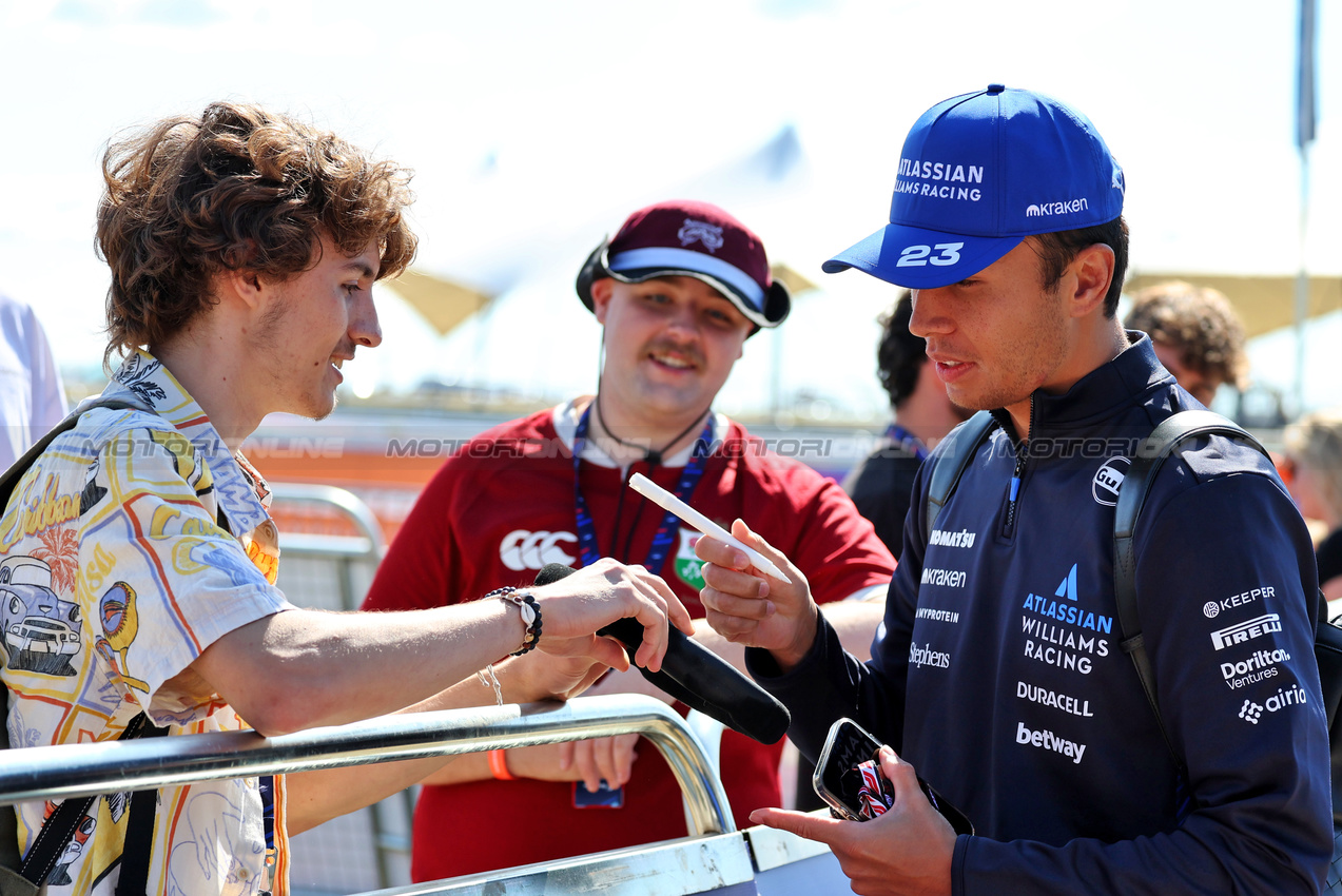 GP GRAN BRETAGNA, Alexander Albon (THA) Atlassian Williams Racing with fans.

03.07.2025. Formula 1 World Championship, Rd 12, British Grand Prix, Silverstone, England, Preparation Day.

- www.xpbimages.com, EMail: requests@xpbimages.com © Copyright: Moy / XPB Images
