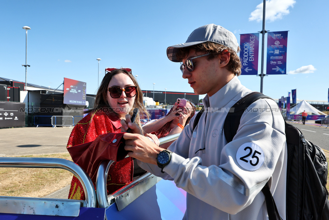 GP GRAN BRETAGNA, Andrea Kimi Antonelli (ITA) Mercedes AMG F1 with fans.

03.07.2025. Formula 1 World Championship, Rd 12, British Grand Prix, Silverstone, England, Preparation Day.

- www.xpbimages.com, EMail: requests@xpbimages.com © Copyright: Moy / XPB Images