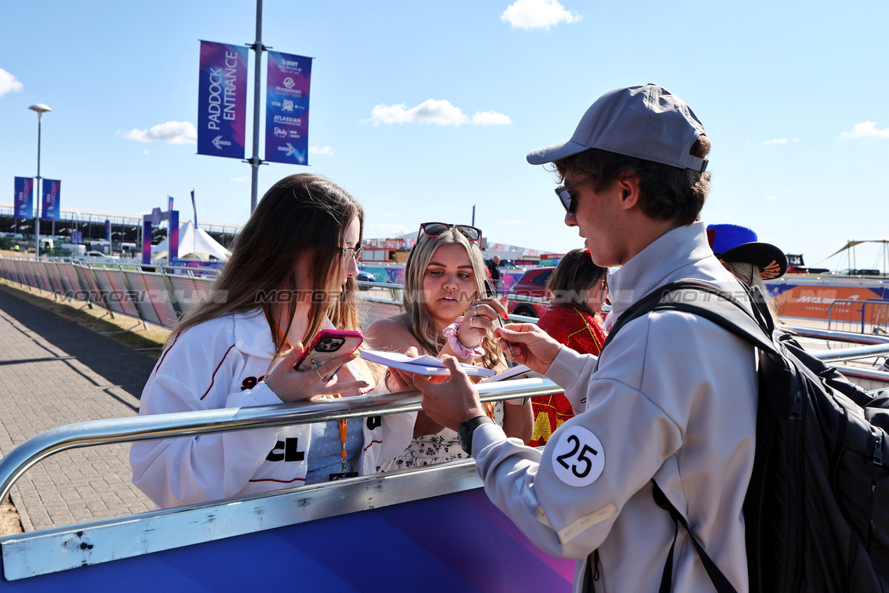 GP GRAN BRETAGNA, Andrea Kimi Antonelli (ITA) Mercedes AMG F1 with fans.

03.07.2025. Formula 1 World Championship, Rd 12, British Grand Prix, Silverstone, England, Preparation Day.

- www.xpbimages.com, EMail: requests@xpbimages.com © Copyright: Moy / XPB Images
