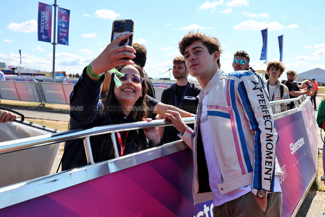 GP GRAN BRETAGNA, Franco Colapinto (ARG) Alpine F1 Team with fans.

03.07.2025. Formula 1 World Championship, Rd 12, British Grand Prix, Silverstone, England, Preparation Day.

- www.xpbimages.com, EMail: requests@xpbimages.com © Copyright: Moy / XPB Images