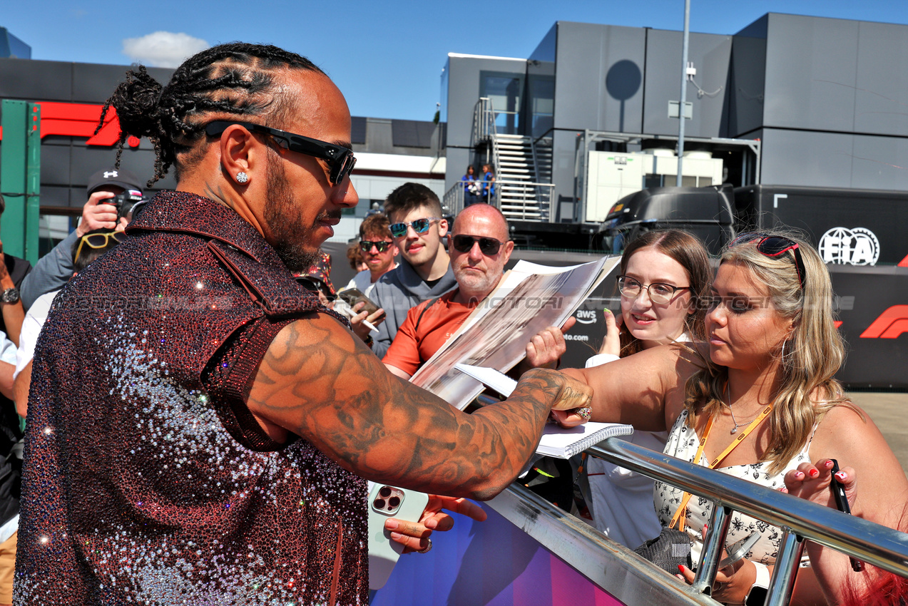 GP GRAN BRETAGNA, Lewis Hamilton (GBR) Ferrari with fans.

03.07.2025. Formula 1 World Championship, Rd 12, British Grand Prix, Silverstone, England, Preparation Day.

- www.xpbimages.com, EMail: requests@xpbimages.com © Copyright: Moy / XPB Images
