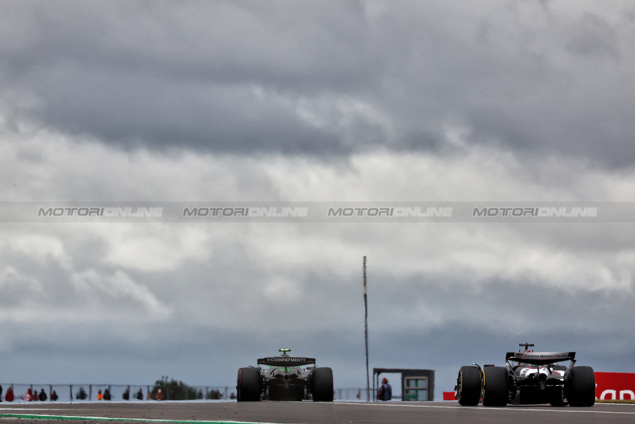 GP GRAN BRETAGNA, Gabriel Bortoleto (BRA) Sauber C45 davanti a Esteban Ocon (FRA) Haas VF-25.

05.07.2025. Formula 1 World Championship, Rd 12, British Grand Prix, Silverstone, England, Qualifiche Day.

- www.xpbimages.com, EMail: requests@xpbimages.com © Copyright: Charniaux / XPB Images