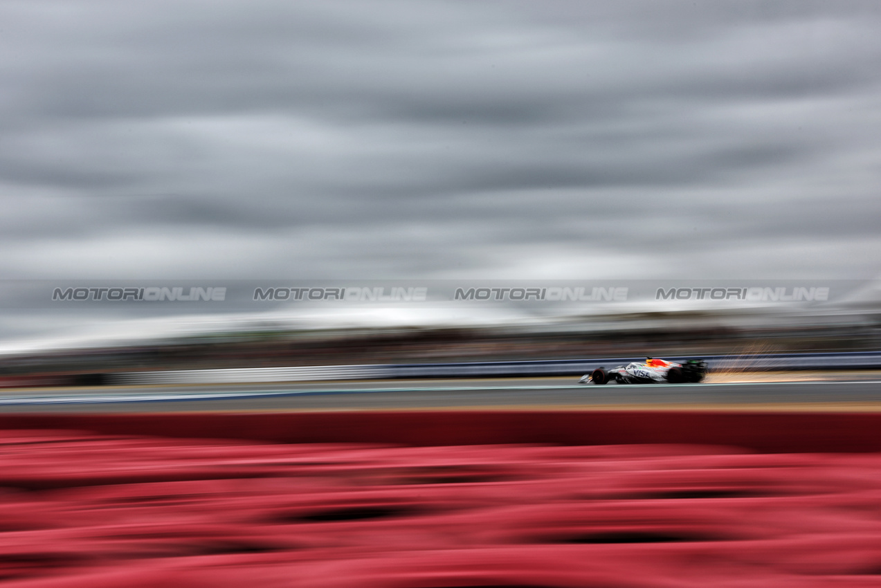 GP GRAN BRETAGNA, Isack Hadjar (FRA) Racing Bulls VCARB 02 sends sparks flying.

05.07.2025. Formula 1 World Championship, Rd 12, British Grand Prix, Silverstone, England, Qualifiche Day.

- www.xpbimages.com, EMail: requests@xpbimages.com © Copyright: Charniaux / XPB Images