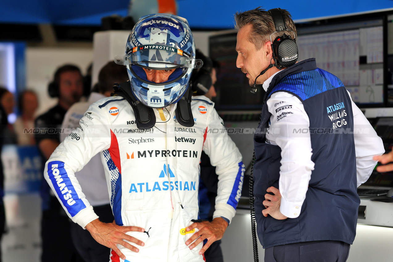 GP GRAN BRETAGNA, (L to R): Carlos Sainz (ESP) Atlassian Williams Racing with Gaetan Jego (FRA) Atlassian Williams Racing Gara Engineer.

05.07.2025. Formula 1 World Championship, Rd 12, British Grand Prix, Silverstone, England, Qualifiche Day.

- www.xpbimages.com, EMail: requests@xpbimages.com © Copyright: Bearne / XPB Images