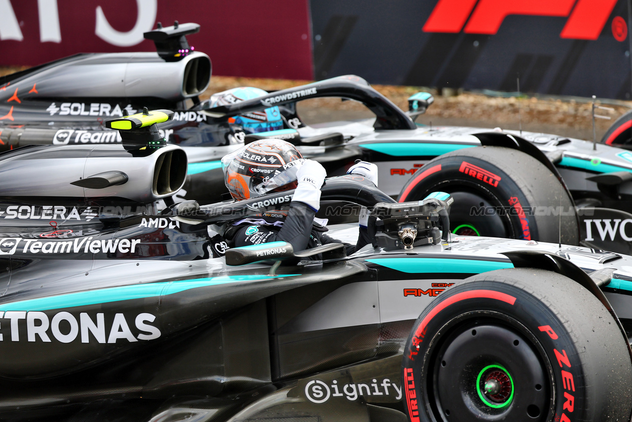 GP GRAN BRETAGNA, Andrea Kimi Antonelli (ITA) Mercedes AMG F1 W16 e George Russell (GBR) Mercedes AMG F1 W16 in qualifying parc ferme.

05.07.2025. Formula 1 World Championship, Rd 12, British Grand Prix, Silverstone, England, Qualifiche Day.

- www.xpbimages.com, EMail: requests@xpbimages.com © Copyright: Batchelor / XPB Images