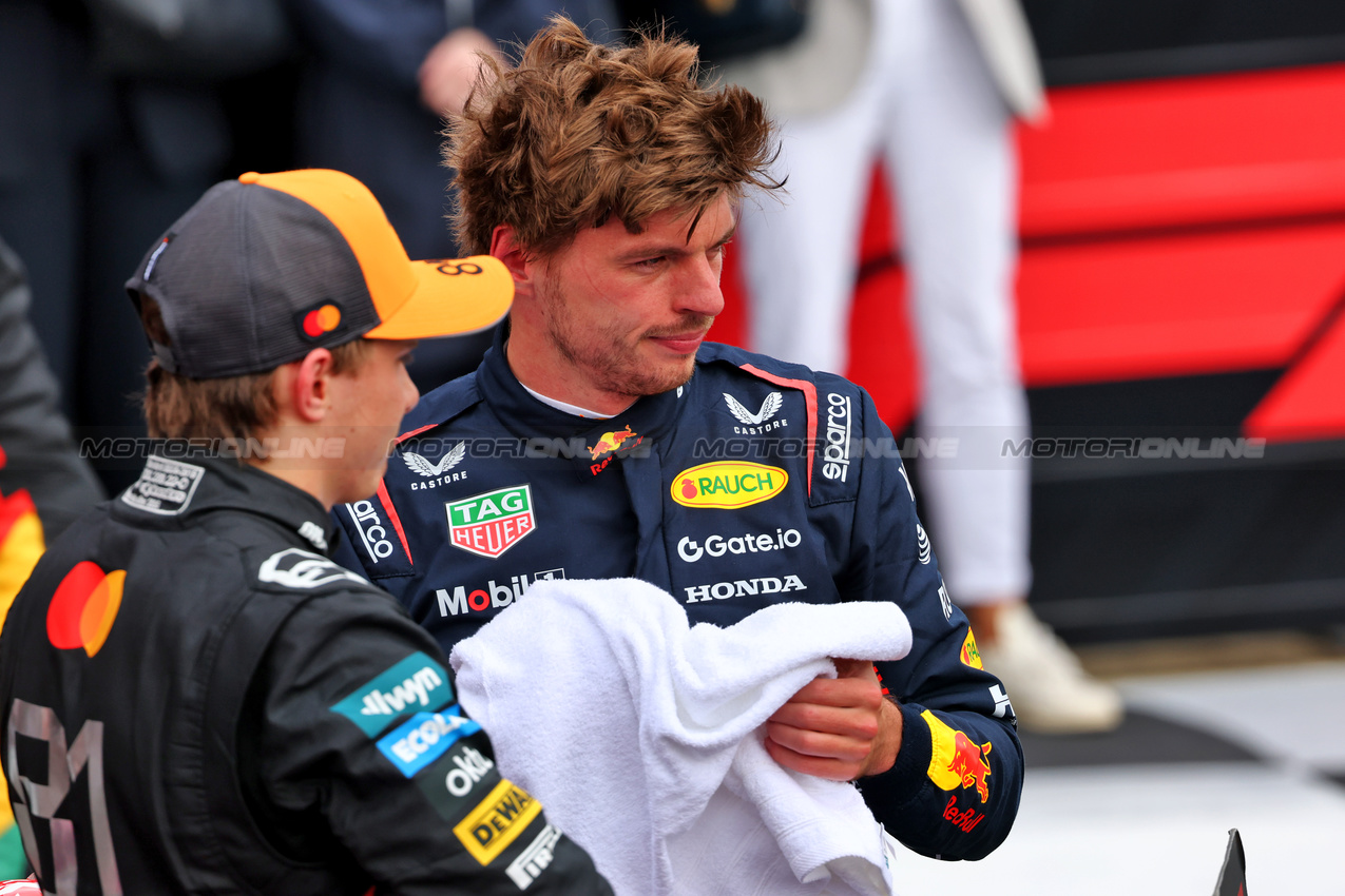 GP GRAN BRETAGNA, Max Verstappen (NLD) Red Bull Racing, pole position, in qualifying parc ferme with second placed Oscar Piastri (AUS) McLaren.

05.07.2025. Formula 1 World Championship, Rd 12, British Grand Prix, Silverstone, England, Qualifiche Day.

- www.xpbimages.com, EMail: requests@xpbimages.com © Copyright: Batchelor / XPB Images