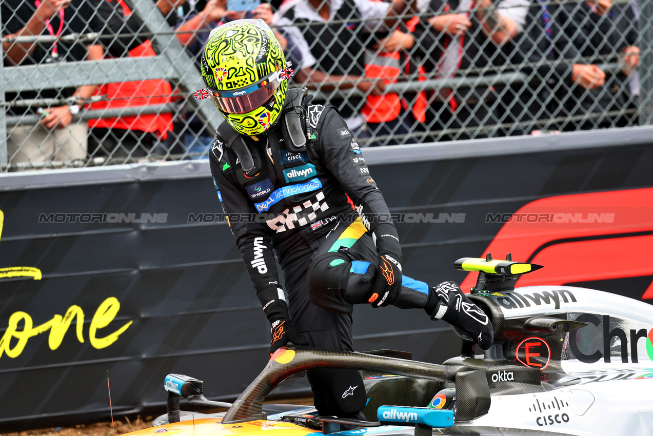 GP GRAN BRETAGNA, Lando Norris (GBR) McLaren MCL39 in qualifying parc ferme.

05.07.2025. Formula 1 World Championship, Rd 12, British Grand Prix, Silverstone, England, Qualifiche Day.

- www.xpbimages.com, EMail: requests@xpbimages.com © Copyright: Batchelor / XPB Images
