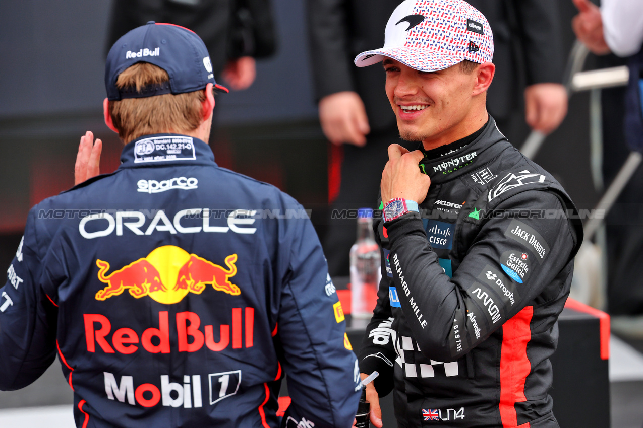GP GRAN BRETAGNA, (L to R): Max Verstappen (NLD) Red Bull Racing with Lando Norris (GBR) McLaren in qualifying parc ferme.

05.07.2025. Formula 1 World Championship, Rd 12, British Grand Prix, Silverstone, England, Qualifiche Day.

- www.xpbimages.com, EMail: requests@xpbimages.com © Copyright: Batchelor / XPB Images
