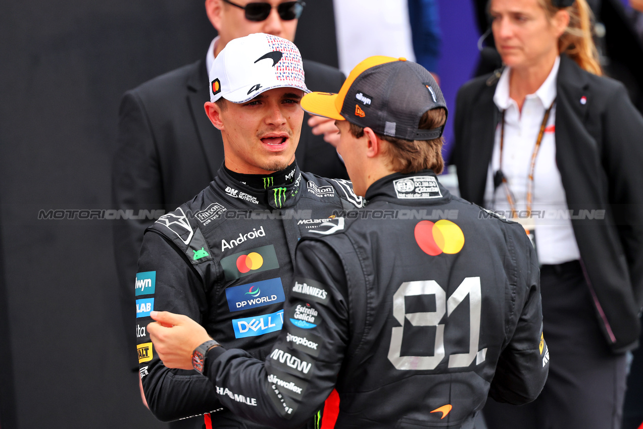GP GRAN BRETAGNA, (L to R): Lando Norris (GBR) McLaren with team mate Oscar Piastri (AUS) McLaren in qualifying parc ferme.

05.07.2025. Formula 1 World Championship, Rd 12, British Grand Prix, Silverstone, England, Qualifiche Day.

- www.xpbimages.com, EMail: requests@xpbimages.com © Copyright: Batchelor / XPB Images