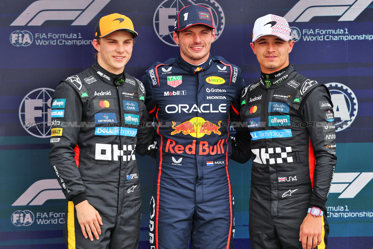 GP GRAN BRETAGNA, The top three in qualifying parc ferme (L to R): Oscar Piastri (AUS) McLaren, second; Max Verstappen (NLD) Red Bull Racing, pole position; Lando Norris (GBR) McLaren, third.

05.07.2025. Formula 1 World Championship, Rd 12, British Grand Prix, Silverstone, England, Qualifiche Day.

- www.xpbimages.com, EMail: requests@xpbimages.com © Copyright: Batchelor / XPB Images