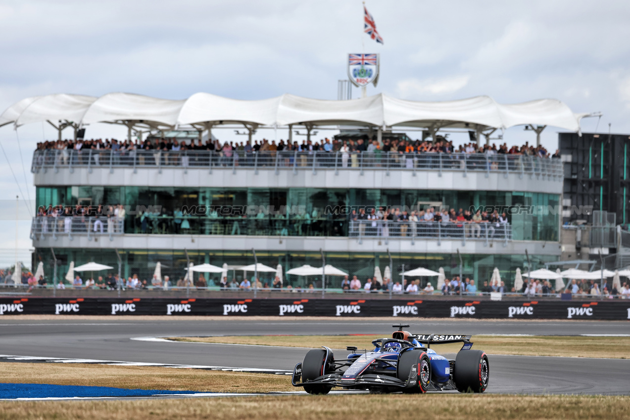 GP GRAN BRETAGNA, Alexander Albon (THA) Atlassian Williams Racing FW47.

05.07.2025. Formula 1 World Championship, Rd 12, British Grand Prix, Silverstone, England, Qualifiche Day.

 - www.xpbimages.com, EMail: requests@xpbimages.com © Copyright: Rew / XPB Images