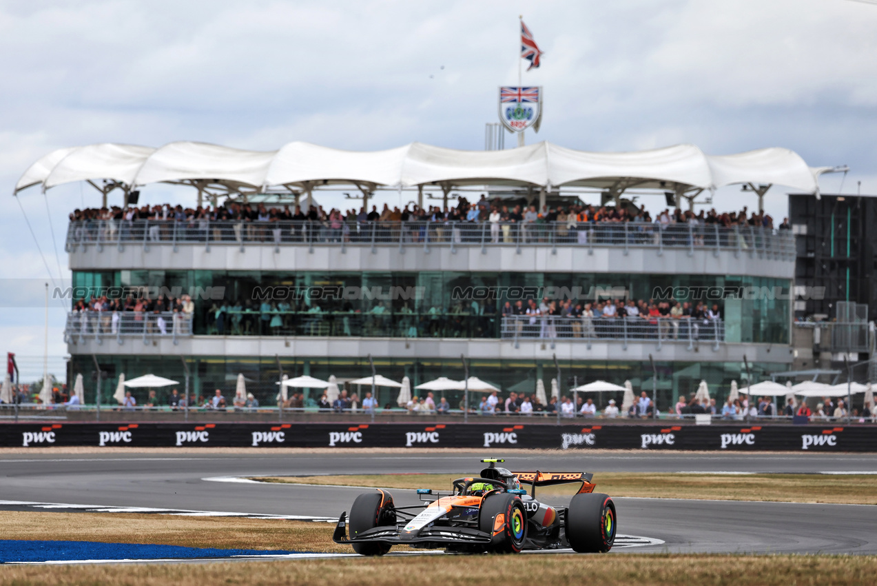 GP GRAN BRETAGNA, Lando Norris (GBR) McLaren MCL39.

05.07.2025. Formula 1 World Championship, Rd 12, British Grand Prix, Silverstone, England, Qualifiche Day.

 - www.xpbimages.com, EMail: requests@xpbimages.com © Copyright: Rew / XPB Images