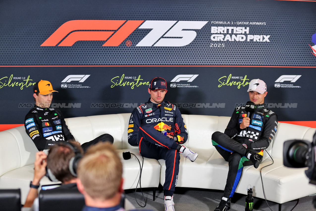 GP GRAN BRETAGNA, (L to R): Oscar Piastri (AUS) McLaren; Max Verstappen (NLD) Red Bull Racing; e Lando Norris (GBR) McLaren, in the post qualifying FIA Press Conference.

05.07.2025. Formula 1 World Championship, Rd 12, British Grand Prix, Silverstone, England, Qualifiche Day.

- www.xpbimages.com, EMail: requests@xpbimages.com © Copyright: Davenport / XPB Images