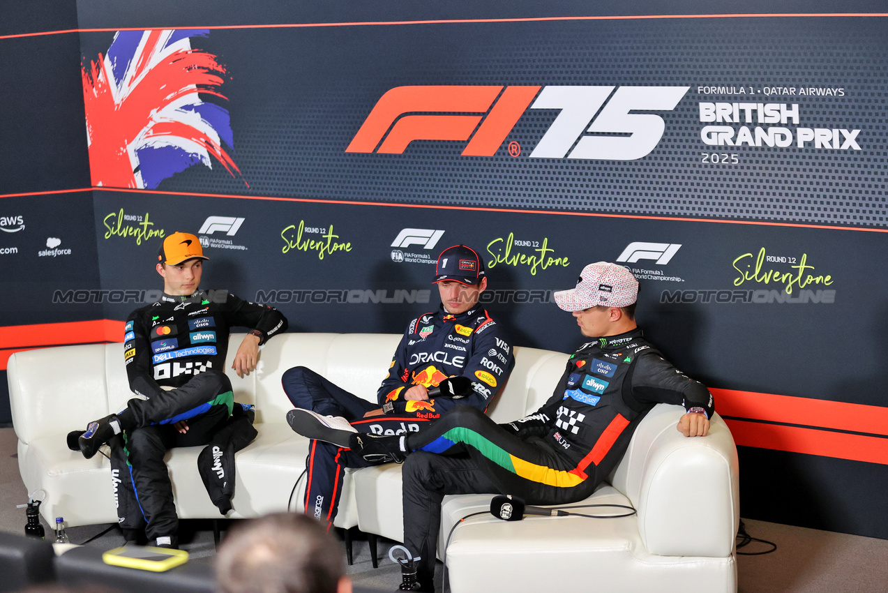 GP GRAN BRETAGNA, (L to R): Oscar Piastri (AUS) McLaren; Max Verstappen (NLD) Red Bull Racing; e Lando Norris (GBR) McLaren, in the post qualifying FIA Press Conference.

05.07.2025. Formula 1 World Championship, Rd 12, British Grand Prix, Silverstone, England, Qualifiche Day.

- www.xpbimages.com, EMail: requests@xpbimages.com © Copyright: Davenport / XPB Images
