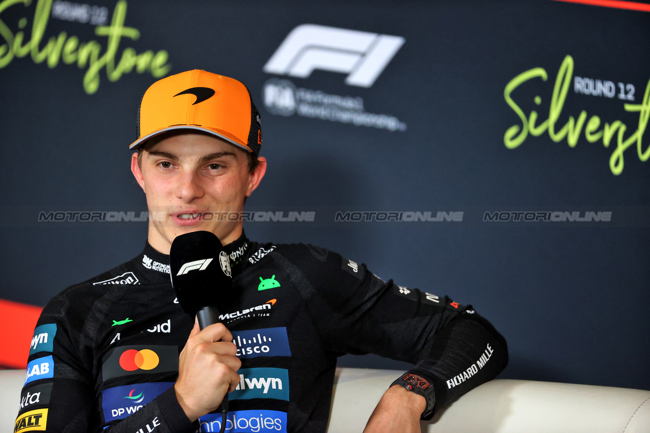 GP GRAN BRETAGNA, Oscar Piastri (AUS) McLaren in the post qualifying FIA Press Conference.

05.07.2025. Formula 1 World Championship, Rd 12, British Grand Prix, Silverstone, England, Qualifiche Day.

- www.xpbimages.com, EMail: requests@xpbimages.com © Copyright: Davenport / XPB Images