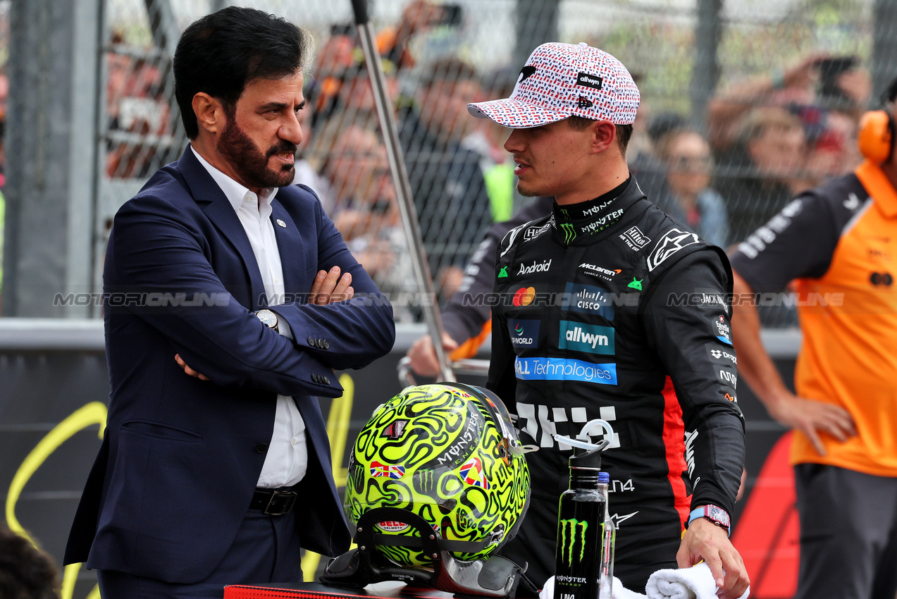 GP GRAN BRETAGNA, (L to R): Mohammed Bin Sulayem (UAE) FIA President with Lando Norris (GBR) McLaren in qualifying parc ferme.

05.07.2025. Formula 1 World Championship, Rd 12, British Grand Prix, Silverstone, England, Qualifiche Day.

- www.xpbimages.com, EMail: requests@xpbimages.com © Copyright: Moy / XPB Images