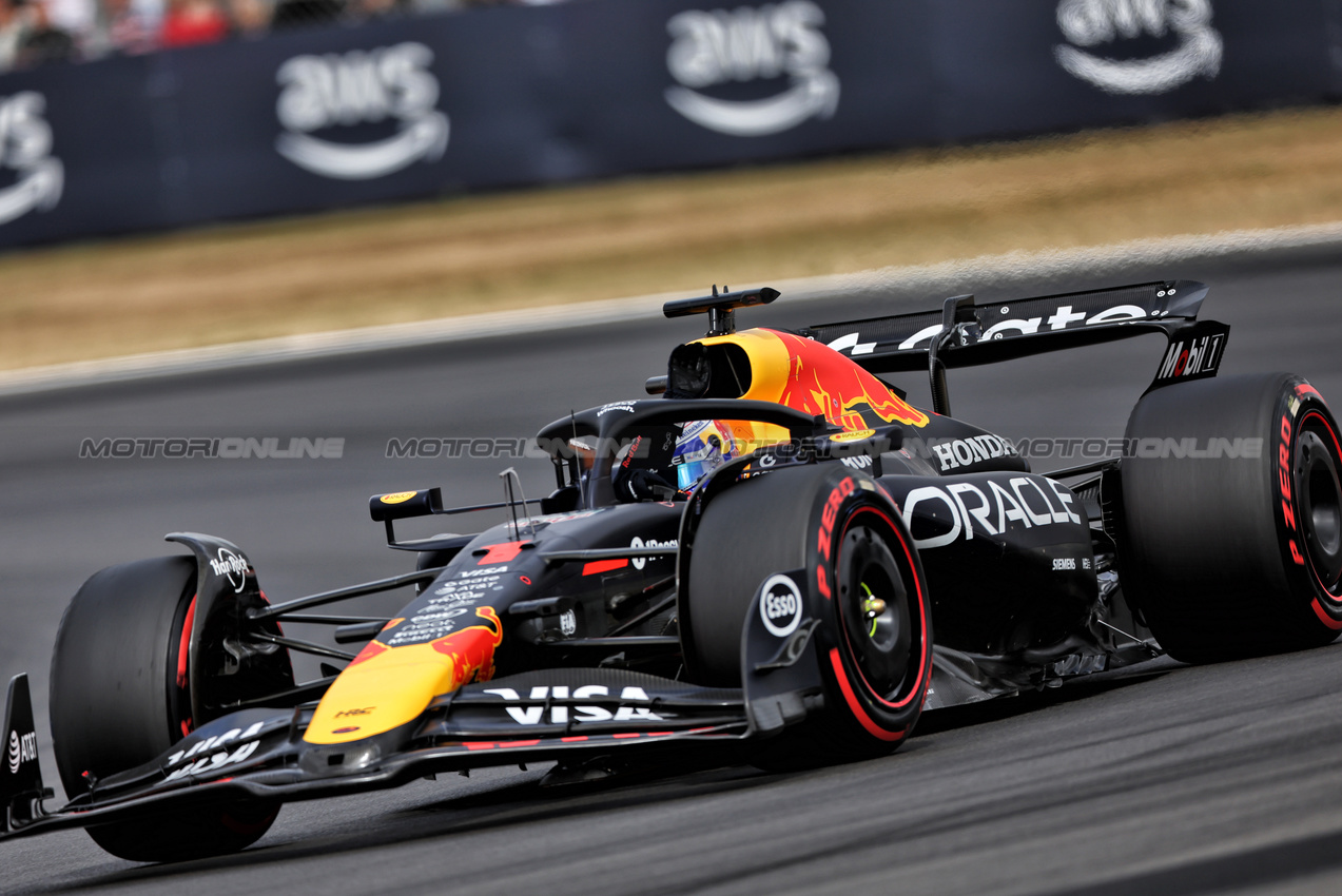 GP GRAN BRETAGNA, Max Verstappen (NLD) Red Bull Racing RB21 celebrates at the end of qualifying.

05.07.2025. Formula 1 World Championship, Rd 12, British Grand Prix, Silverstone, England, Qualifiche Day.

 - www.xpbimages.com, EMail: requests@xpbimages.com © Copyright: Rew / XPB Images