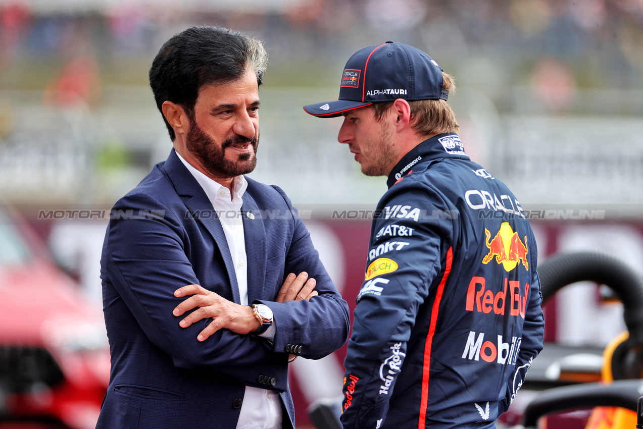 GP GRAN BRETAGNA, (L to R): Mohammed Bin Sulayem (UAE) FIA President with Max Verstappen (NLD) Red Bull Racing in qualifying parc ferme.

05.07.2025. Formula 1 World Championship, Rd 12, British Grand Prix, Silverstone, England, Qualifiche Day.

- www.xpbimages.com, EMail: requests@xpbimages.com © Copyright: Davenport / XPB Images