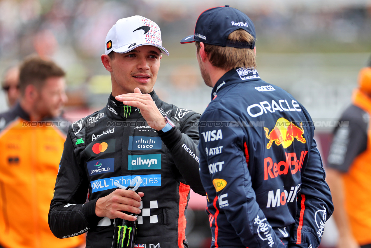 GP GRAN BRETAGNA, (L to R): Lando Norris (GBR) McLaren with Max Verstappen (NLD) Red Bull Racing in qualifying parc ferme.

05.07.2025. Formula 1 World Championship, Rd 12, British Grand Prix, Silverstone, England, Qualifiche Day.

- www.xpbimages.com, EMail: requests@xpbimages.com © Copyright: Davenport / XPB Images